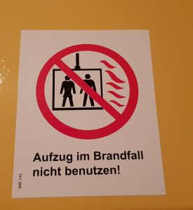 Aufzug im Brandfall nicht benutzen!